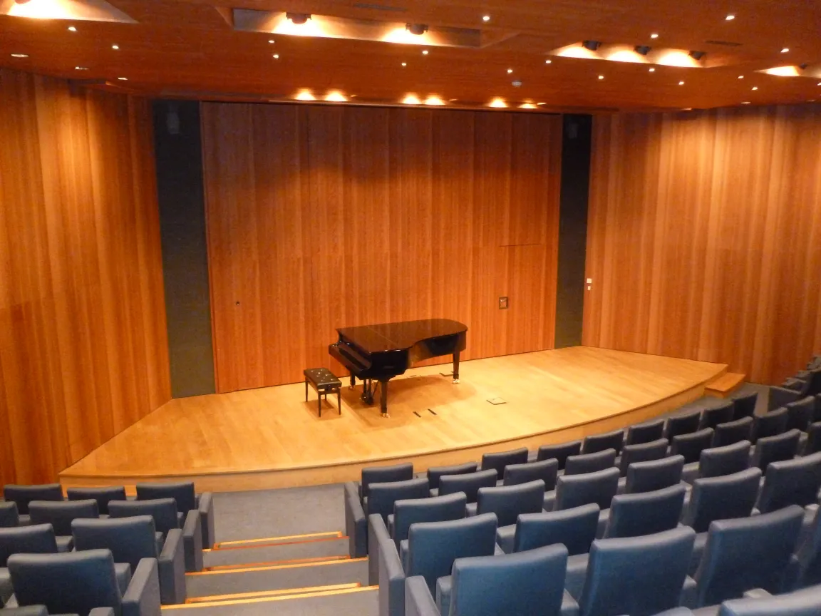 Photo de l'auditorium avec piano