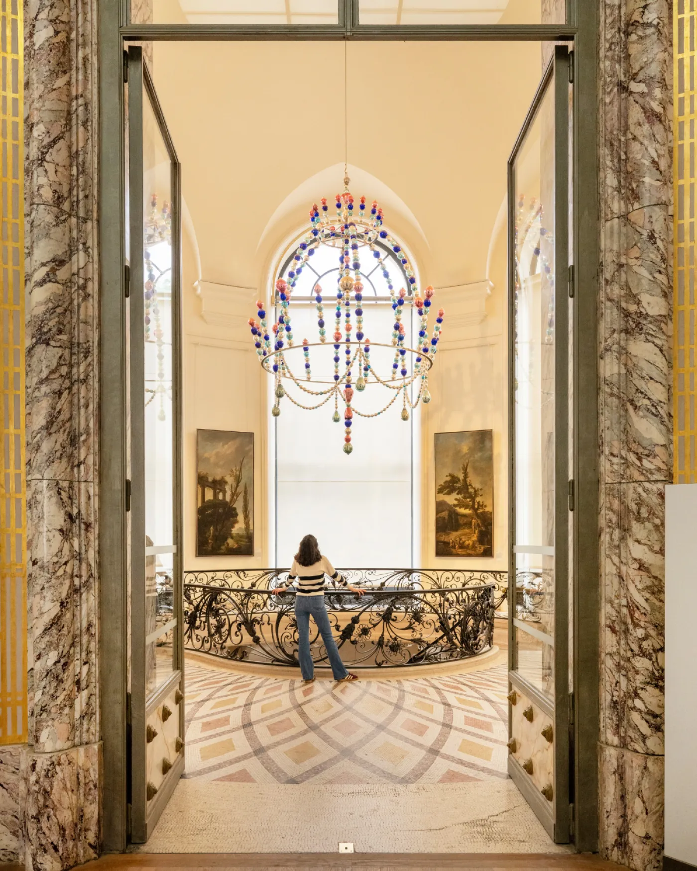 Jeune fille devant l'escalier