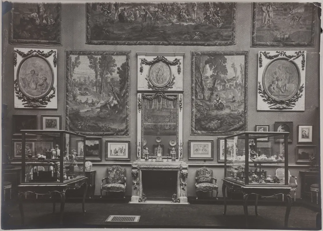 Présentation des objets d'art, vers 1905